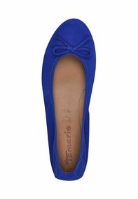 Ballerine plate en daim bleu avec bout arrondi, petit nœud sur le dessus, et semelle intérieure beige estampillée "Tamaris".