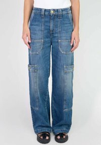 Pantalons cargo en denim bleu à jambes larges avec plusieurs poches. Présente une taille haute, une fermeture à bouton et un délavage légèrement usé pour ajouter de la texture.