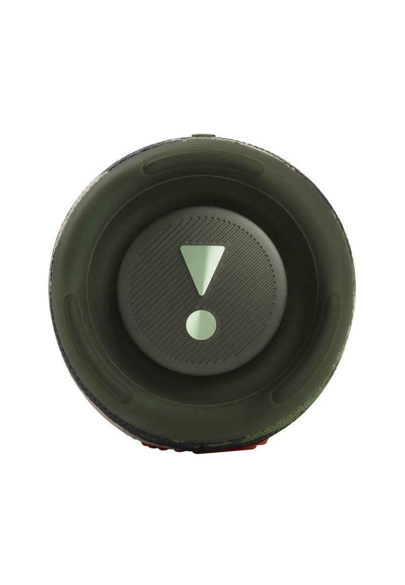 Cirkelspeaker met een getextureerde groene rubberen buitenkant. Het centrale bedieningspaneel heeft een ontwerp met een uitroepteken en een ronde knop, beide in lichter groen.