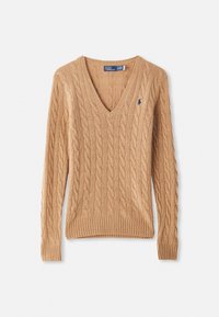 Pull à col en V en tricot torsadé de couleur chameau, à manches longues, avec un petit logo brodé bleu marine sur le côté gauche de la poitrine.