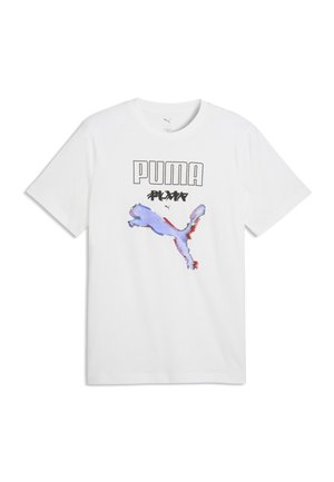 Weißes Kurzarm-T-Shirt mit großen PUMA-Logos und einer verzerrten blauen und roten Puma-Grafik auf der Vorderseite.