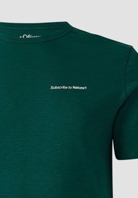 Grünes Kurzarm-T-Shirt aus weichem Stoff mit einem weißen "Subscribe to Nature®" Textlogo auf der Brust.