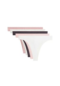 Vijf paar vrouwen thongondergoed in roze, wit en zwart, gemaakt van zachte stof met een geribbelde textuur en smalle elastische taillebanden.