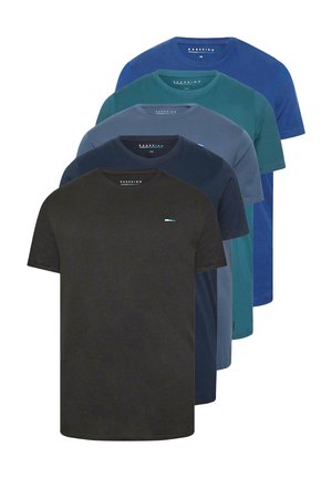 Pięć gładkich t-shirtów z krótkim rękawem i okrągłym dekoltem w kolorach czarnym, ciemnoniebieskim, szarym, morskim i niebieskim, ułożonych w wachlarz.