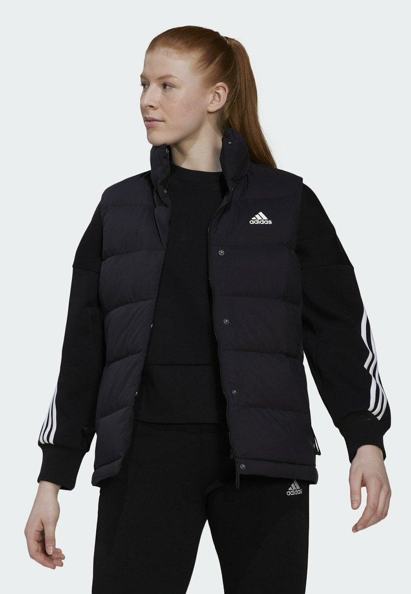 Zwarte puffervest met hoge kraag, rits aan de voorkant en drukknoopjes. Bevat een Adidas-logo op de linkerborst en heeft een gestructureerde stof.