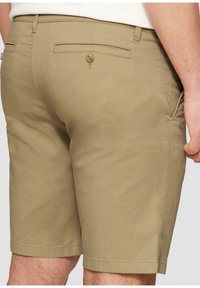 Khaki shorts yang terbuat dari kain ringan dan tahan lama. Memiliki dua kantong belakang dengan kancing dan detail jahitan yang halus.