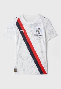 Fehér futballmez szintetikus anyagból. Jellemzője egy piros és fekete átlós csík, a Manchester City logója és a PUMA márkajelzés.