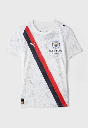 Camiseta de fútbol blanca hecha de tejido sintético. Presenta una franja diagonal roja y negra, el logo del Manchester City y la marca PUMA.