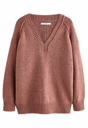 Pull en tricot couleur rouille avec un col en V, un col côtelé et des poignets côtelés. Présente un motif texturé avec de petites speckles réparties dans tout le pull.