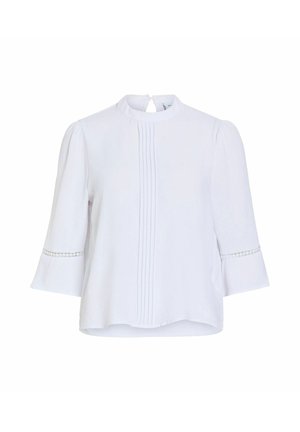 Blouse blanche à col montant, plis verticaux sur le devant, manches trois-quarts avec bordure en dentelle et léger effet bouffant aux épaules.