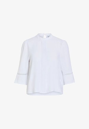 Bluza albă cu guler înalt, pliuri verticale în față, mâneci trei sferturi cu dantelă la margini și ușor bufant la umeri.