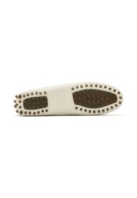 Suela de zapato blanco con bordes redondeados, que presenta inserciones de goma marrón texturizada y clavos circulares espaciados uniformemente para mayor agarre.