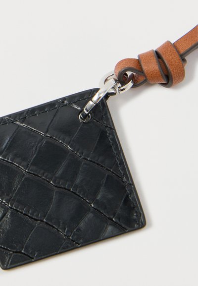 Μαύρο ψεύτικο δερμάτινο μπρελόκ σε τριγωνικό σχήμα με υφή κροκοδείλου. Διαθέτει καφέ δερμάτινη λεπτομέρεια και ασημένια αξεσουάρ.
