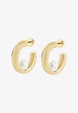 Auksinės atviros lankelio formos auskarai su viena balta perla kiekviename lankelyje, pritvirtinti spaustukais.