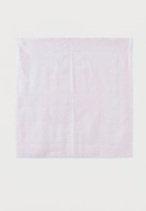 Jasnoróżony kwadratowy materiał z subtelnymi zagnieceniami na płaskiej białej powierzchni.