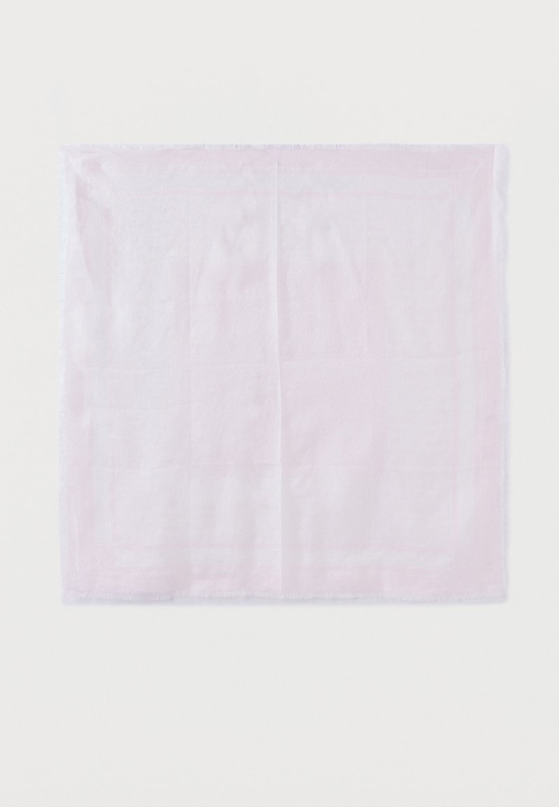 Tissu carré rose clair avec des plis subtils sur une surface blanche plane.