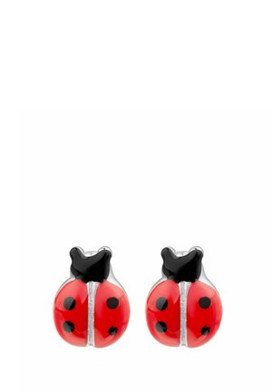 Coppia di orecchini a forma di coccinella con ali rosse, macchie nere e dettagli argentati su sfondo bianco.