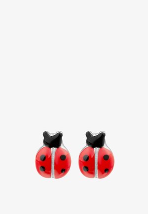 Paire de boucles d'oreilles en forme de coccinelles avec des ailes rouges, des taches noires et des accents argentés sur fond blanc.