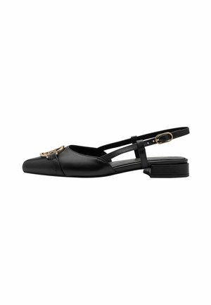 Chaussure slingback en cuir noir avec un bout pointu, un talon plat et un ornement doré décoratif à l'avant. Dotée d'une lanière fine et ajustable.