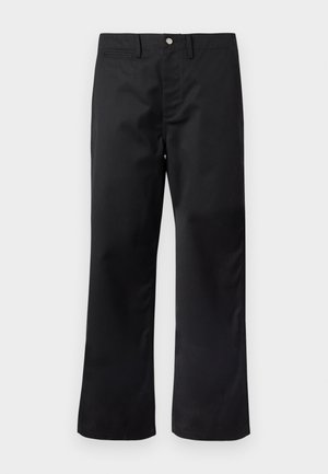 Čierne nohavice s priamym strihom, vyrobené z hladkej látky. Majú bočné vrecká a zapínanie na gombík v páse.