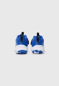 Zapatillas deportivas azules con un upper de tela texturizada, entresuela blanca y distintivos detalles en negro; cuentan con un talón reforzado y una correa ajustable.