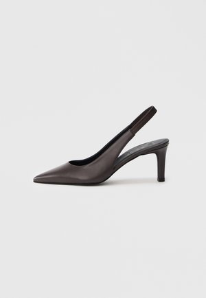 Slingback-Pumps aus dunkelgrauem Leder mit spitz zulaufender Zehenpartie, dezentem Glanz, elastischem Riemen und schlankem, hohem Absatz.