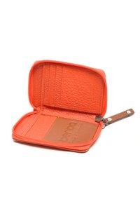 Oranje ritstas met een gestructureerde buitenkant, voorzien van kaartsleuven en een glad interieurpaneel met logodetail.