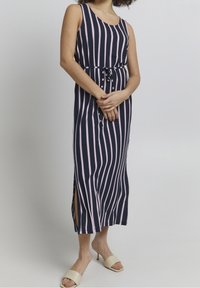 Tummansininen pitkä mekko, jossa on pystysuuntaiset vaaleanpunaiset raidat, pyöreä pääntie, kireä vyötärö naruvedolla ja sivurei'itykset liikkuvuuden helpottamiseksi.