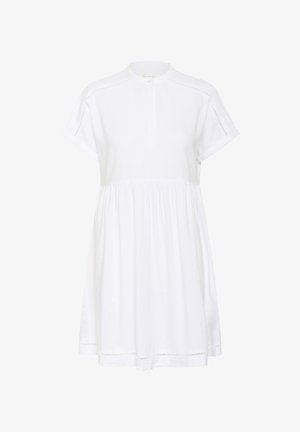 Krótka biała sukienka wykonana z lekkiego materiału, z okrągłym dekoltem, krótkimi rękawami, marszczoną talią i subtelnymi detalami szwów.
