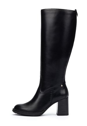 Bota alta de cuero negro con tacón bloque y una sutil costura decorativa en el lado, mostrada desde el lado exterior.