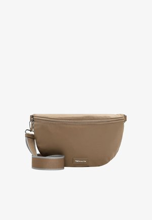 Beige rektangulær crossbody-taske med lynlås i toppen, bred justerbar rem og lille rektangulært mærkelabel foran.