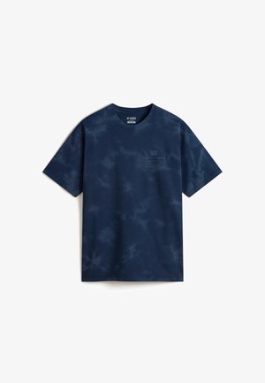 T-shirt Vans bleu marine tie-dye à manches courtes avec col rond et logo texte subtil sur la partie supérieure gauche de la poitrine.