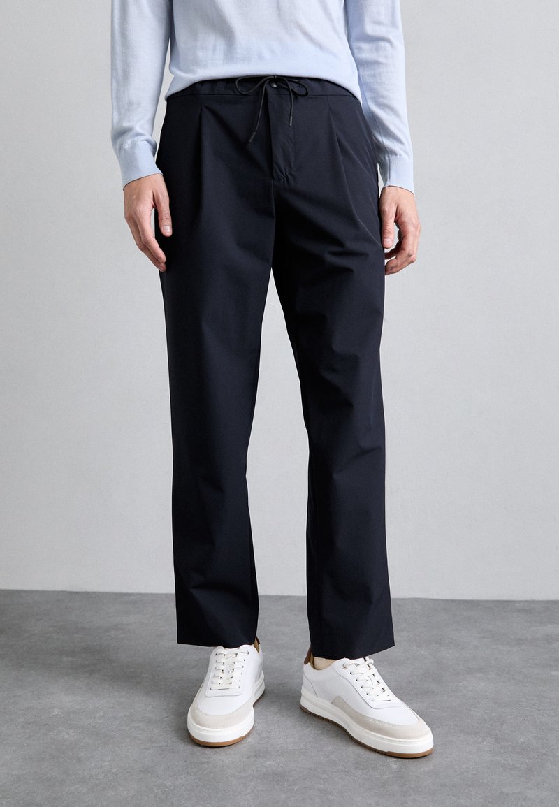 J.LINDEBERG - JIN PLEATED - Bukse - navy, Forstørre