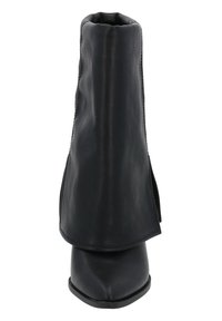 Bottine en cuir noir présente un bout pointu et un design original avec un rabat en haut. Texture lisse avec un minimum de matériel.