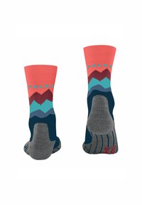 Calze alte fino al ginocchio in corallo e grigio con un design paesaggistico montano in tonalità di teal, blu e bordeaux, con il marchio "FALKE" sulla parte superiore.