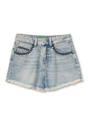 Pantaloncini in denim azzurro chiaro con orli sfrangiati e bordo nero ricamato a forma di onde sulle tasche frontali, chiusura con bottoni e passanti per cintura.