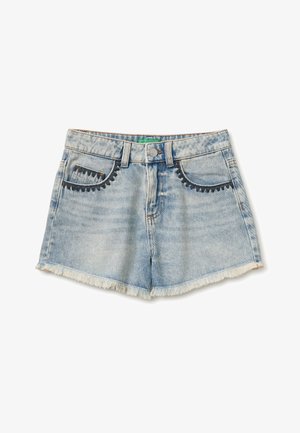 Pantaloncini in denim azzurro chiaro con orli sfrangiati e bordo nero ricamato a forma di onde sulle tasche frontali, chiusura con bottoni e passanti per cintura.