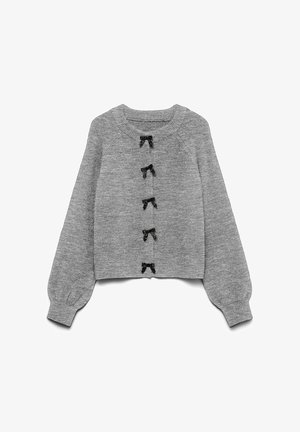 Hall hallatud kampsun pikemate varrukatega, mustade dekoratiivsete lipsu detailidega nööpide ääres. Pehme kootud materjal, soonikkardinatega