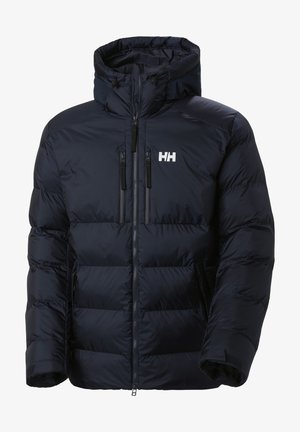 Chaqueta acolchada azul marino con capucha, que cuenta con un cierre frontal completo, dos bolsillos con cremallera en la parte superior y un logotipo en el lado izquierdo del pecho. Textura acolchada.