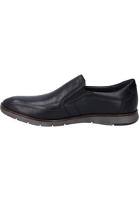 Zapato negro de cuero sin cordones con un acabado suave, costuras sutiles y acentos texturizados, que presenta una suela de goma de perfil bajo.