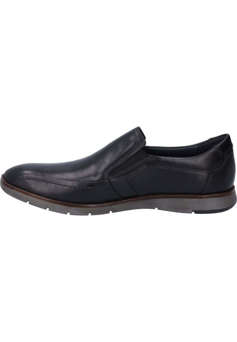 Zapato negro de cuero sin cordones con un acabado suave, costuras sutiles y acentos texturizados, que presenta una suela de goma de perfil bajo.