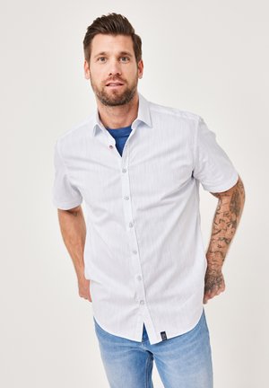 Kurzärmliges, hellblaues Button-Down-Hemd mit einem dezenten Strukturmuster. Verfügt über einen klassischen Kragen und ein kleines Logodetail am Hals.