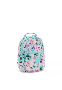 Zaino con fantasia floreale nei toni del rosa, viola e verde, con una cerniera turchese e un charm attaccato alla tasca anteriore.