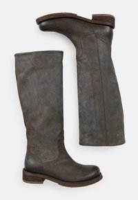 Braune Lederstiefel bis zum Knie mit glatter Textur, runder Spitze, niedrigem Blockabsatz und kontrastierenden Nähten an der Seite.