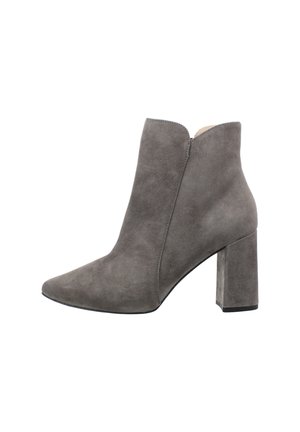 Grauer Wildleder-Stiefelette mit spitzer Zehe und Blockabsatz, mit leichtem V-förmigem Ausschnitt am oberen Rand.