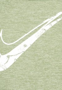 T-shirt in cotone verde con finitura testurizzata, caratterizzato da un grande logo Nike swoosh bianco sul davanti in un design invecchiato.