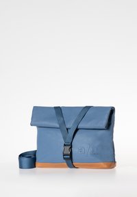 Borsa blu a sacca con chiusura a roll-top realizzata in materiale testurizzato, con base in beige, tracolla regolabile e chiusura a fibbia. Logo in rilievo sulla parte frontale.