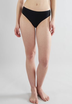Schwarze Baumwoll-Bikiniunterhosen mit hohem Beinausschnitt und elastischem Bund. Glatte Textur ohne sichtbare Muster oder Hardwareakzente.