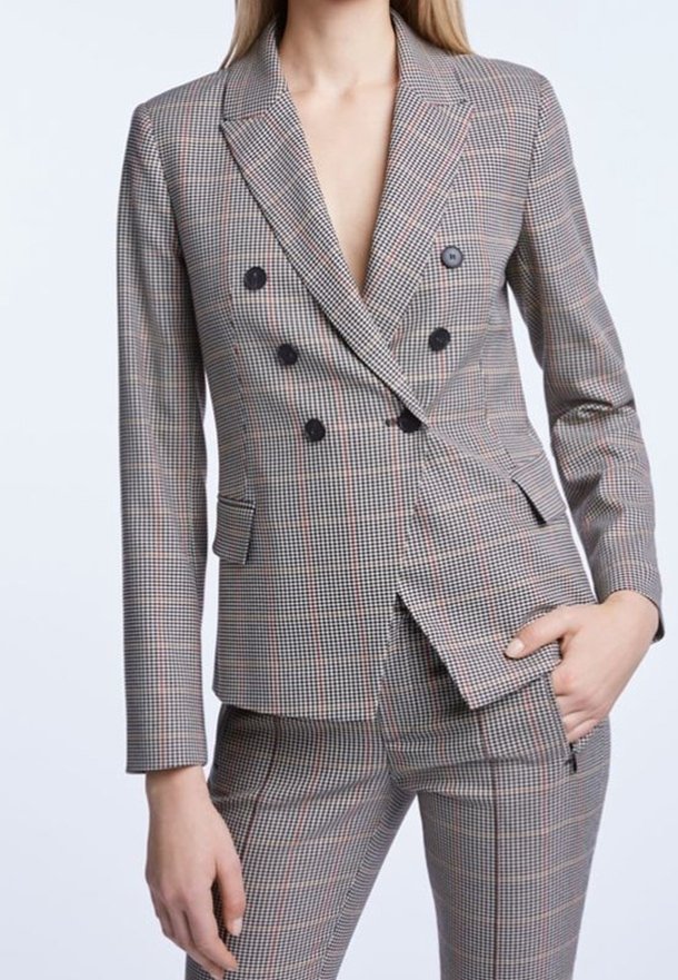 Blazer croisé à motif à carreaux, doté de boutons noirs, de revers crantés et d'une coupe ajustée, assorti à un pantalon coordonné.