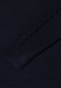 Navy-blaues Strickpullover mit strukturiertem Kabelmuster an den Ärmeln sowie gerippten Bündchen und Saum, gefertigt aus einem weichen, leichten Stoff.
